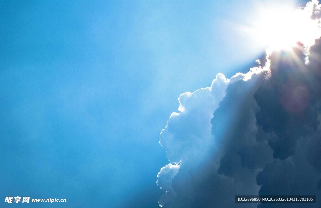 阳光穿透云层的壮丽景象