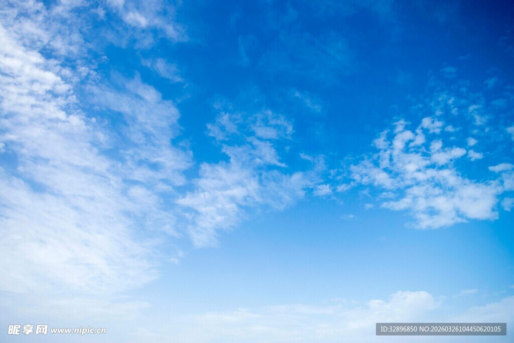 晴朗蓝天与飘逸白云