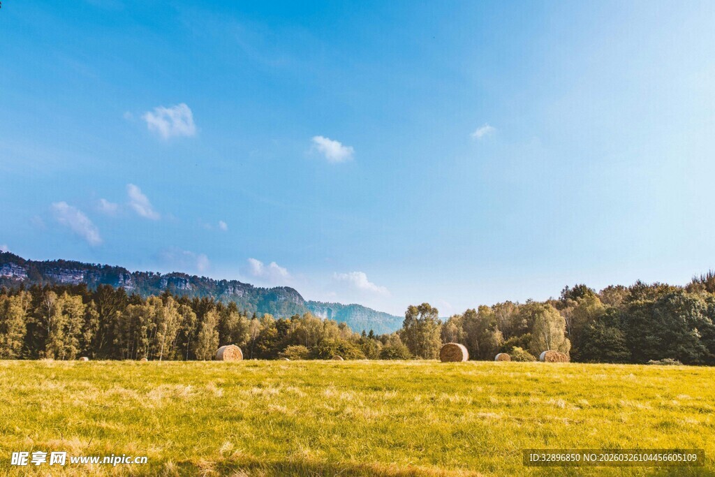 广袤田野与远处山峦风光