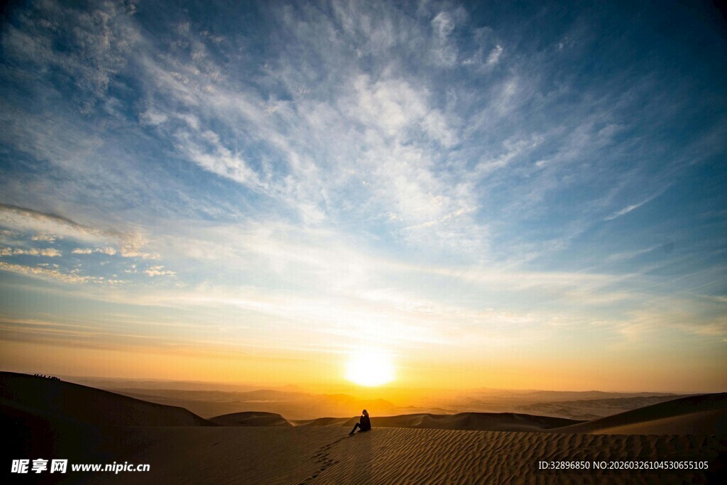 沙漠夕阳下的孤独行者