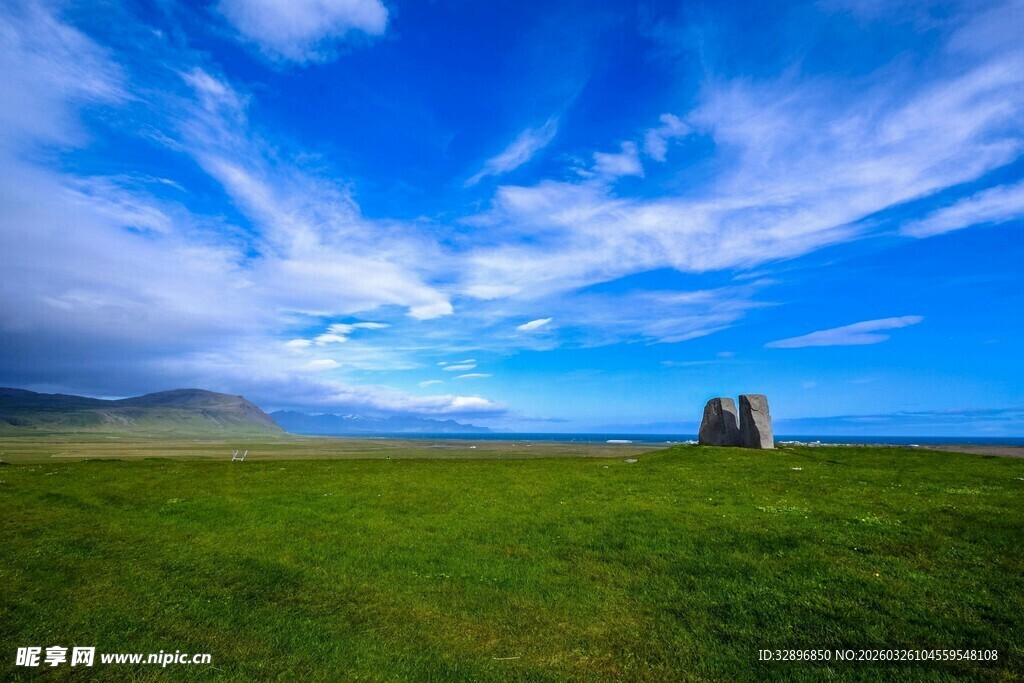 草原上的孤塔与蓝天白云