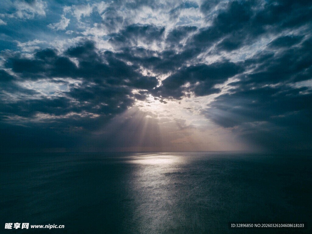 海上云隙间的阳光洒落