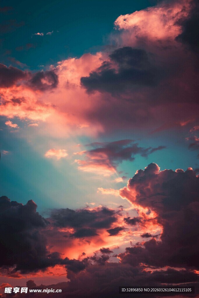 绚丽晚霞中的多彩天空