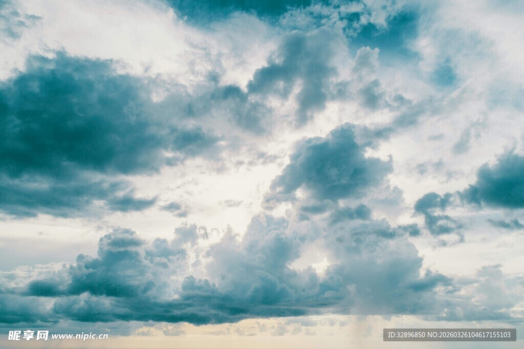天空中飘浮的壮丽云朵
