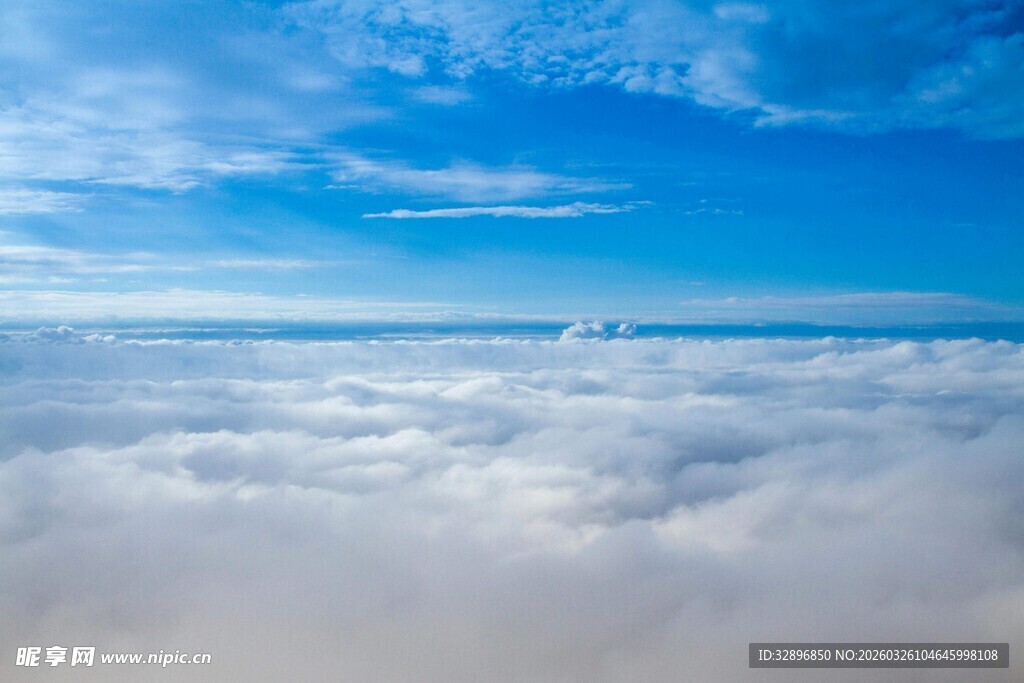 云端之上的壮丽蓝天景观