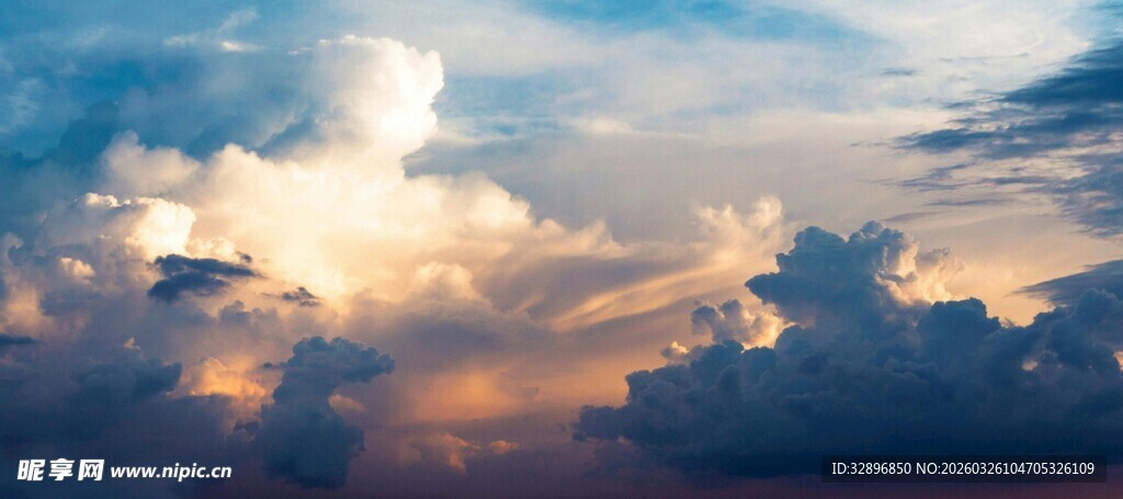 夕阳下的壮丽云层景观