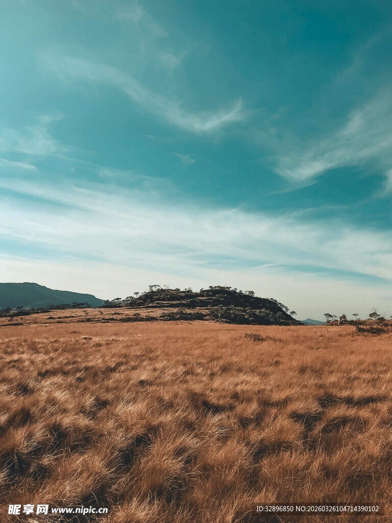 广袤原野上的蓝天美景