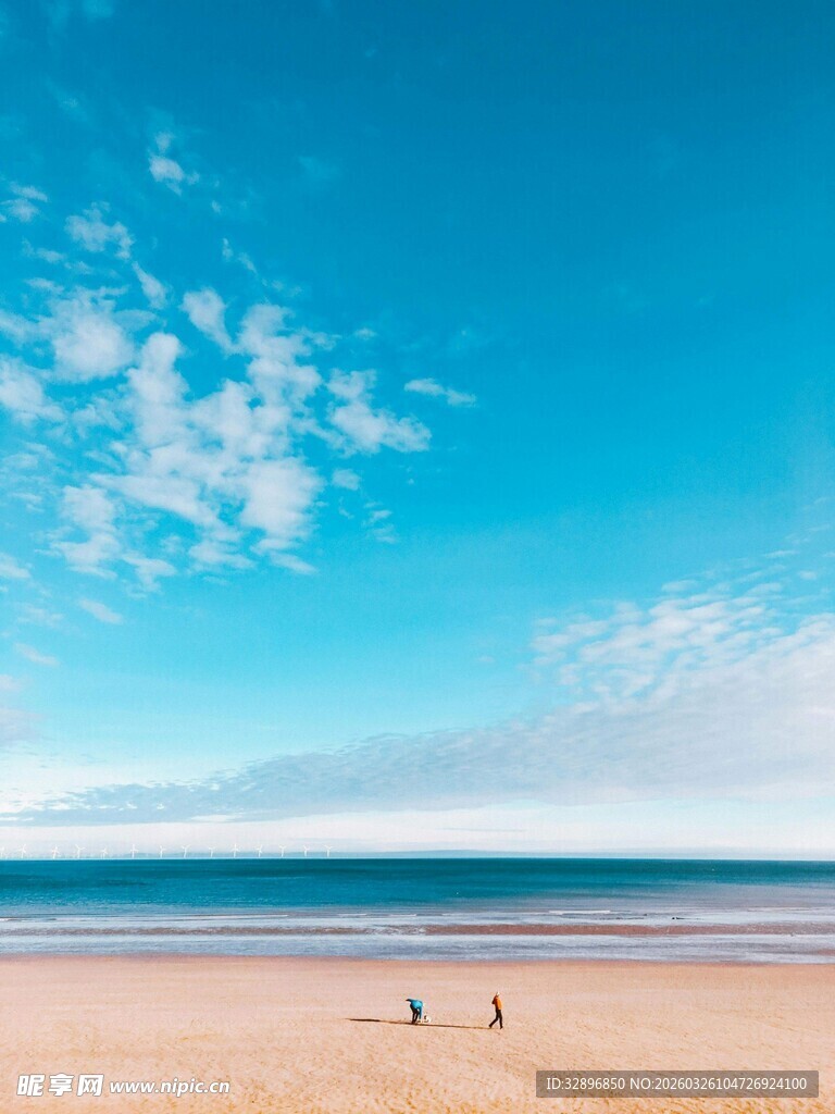 美丽海滩上的悠闲漫步