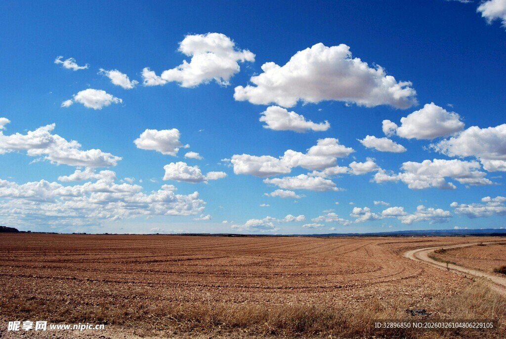 广阔原野上的蓝天白云