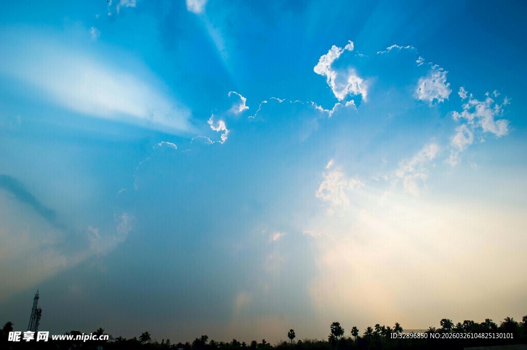 晴朗蓝天与阳光美景