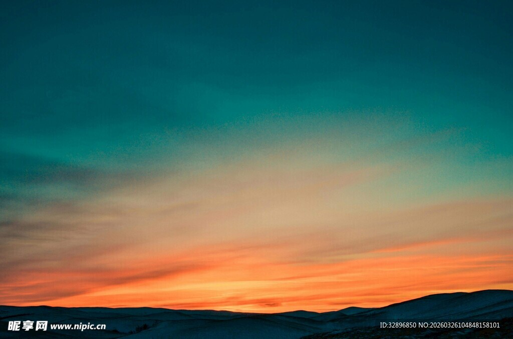 绚丽晚霞下的连绵山脉