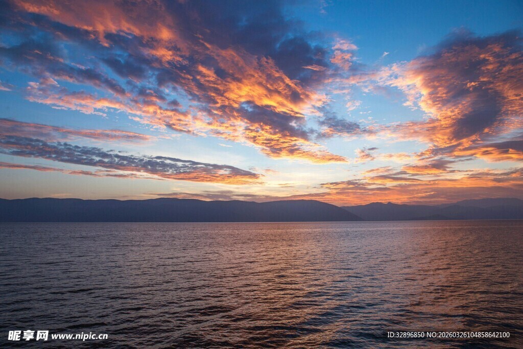 海上绚丽晚霞美景