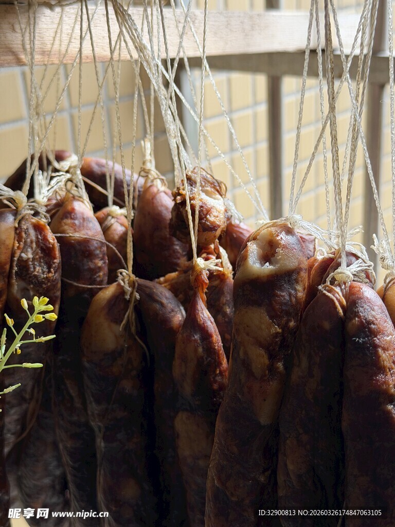 晾晒中的美味自制腊肠