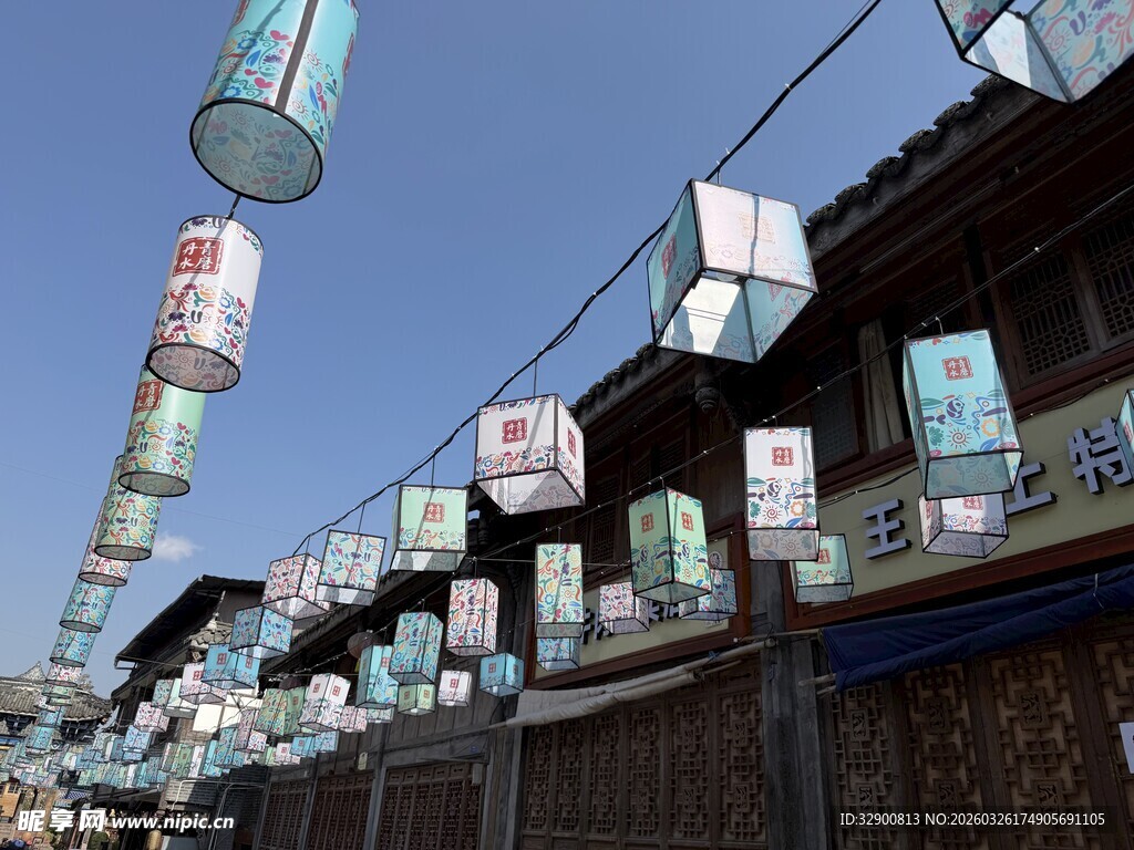 街道悬挂的特色灯笼