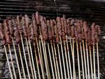 炭火上的美味烤肉串