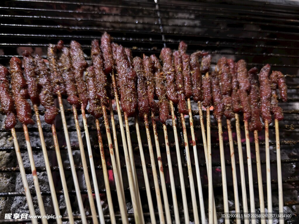 炭火上的美味烤肉串