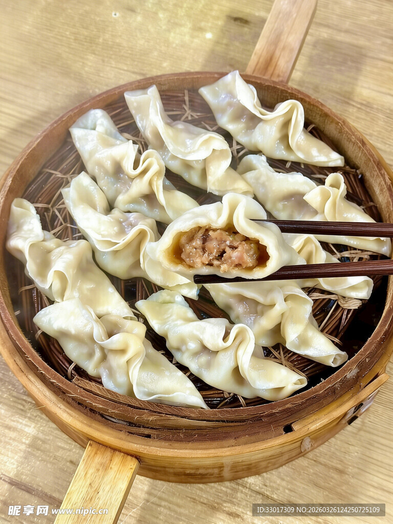 木碗中盛放的美味肉馅饺子