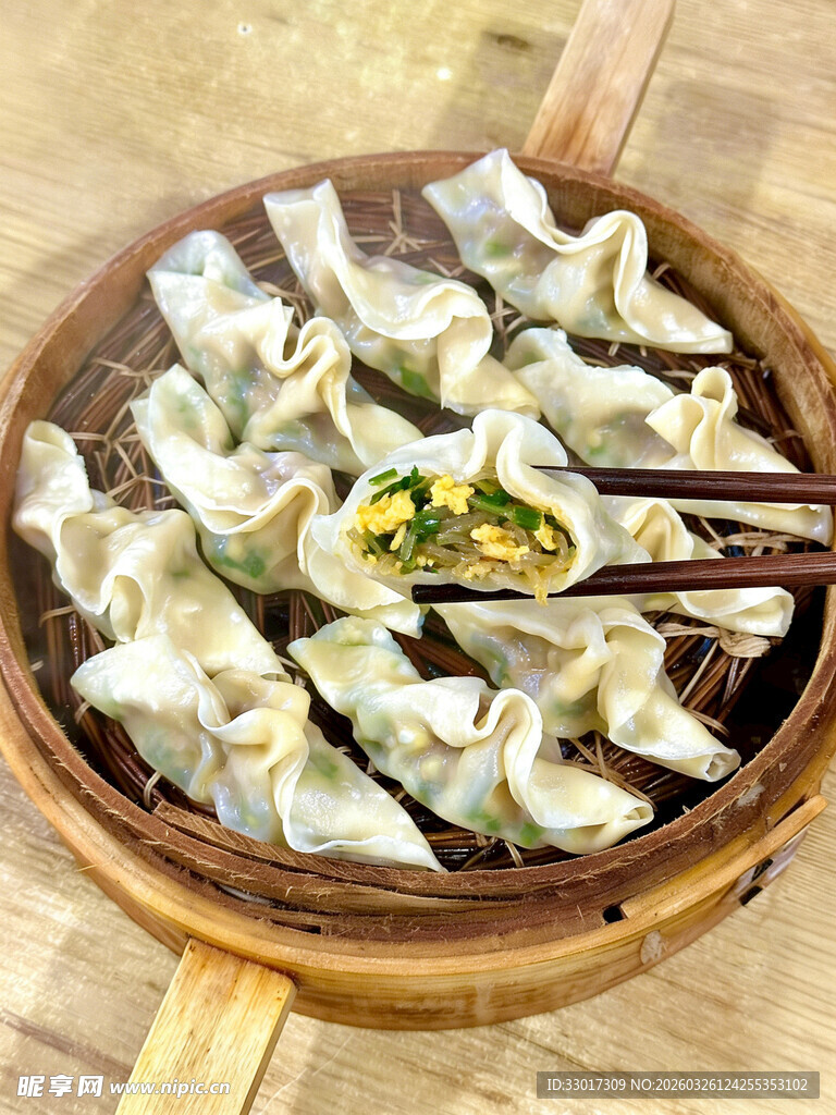 竹盘里的美味饺子
