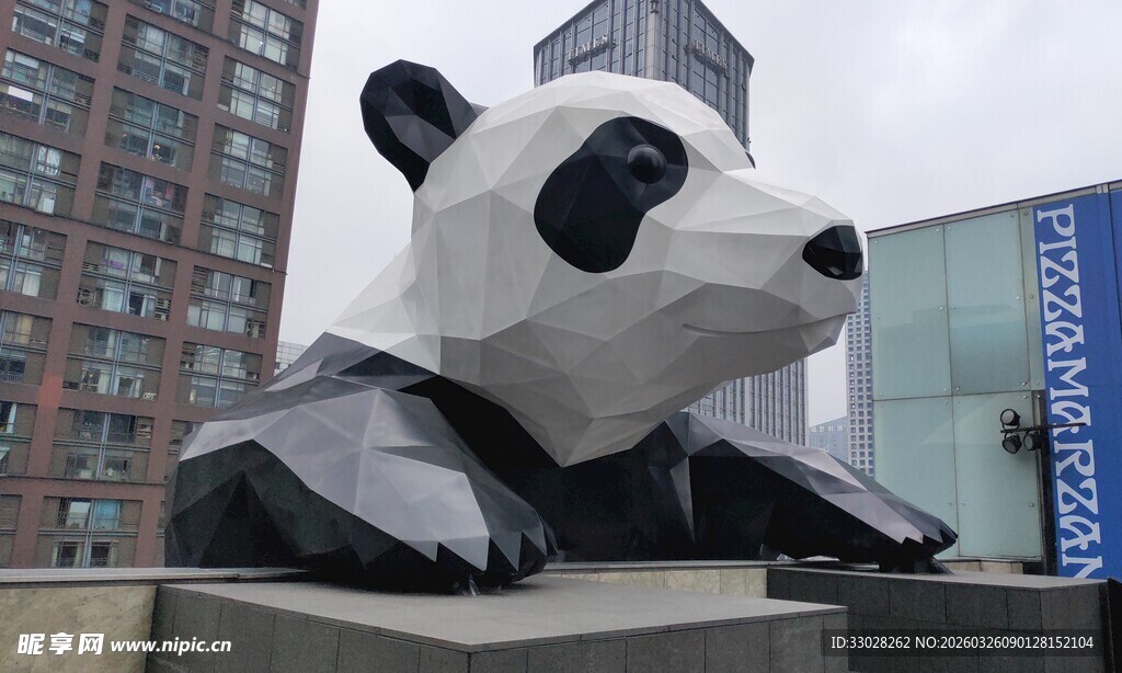 成都太古里爬墙熊猫雕塑