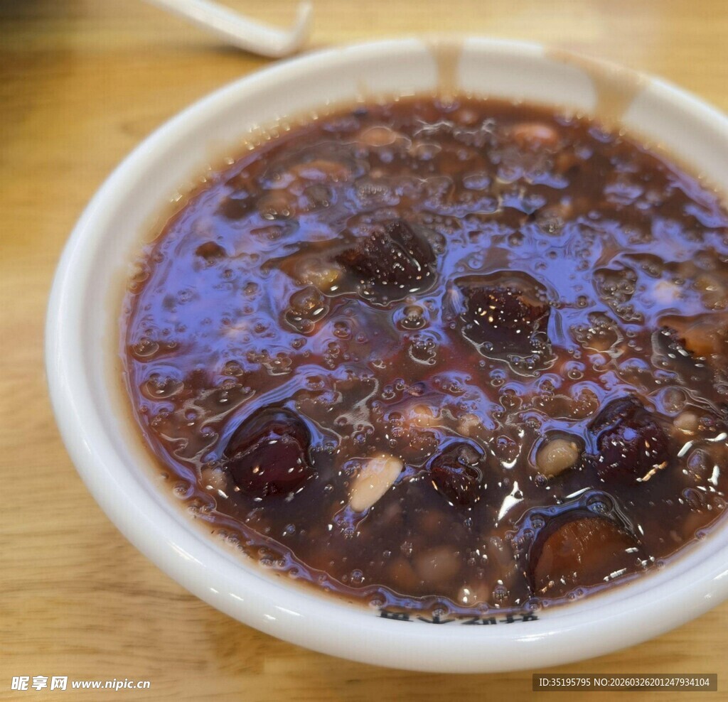 一碗美味滋补的黑米粥