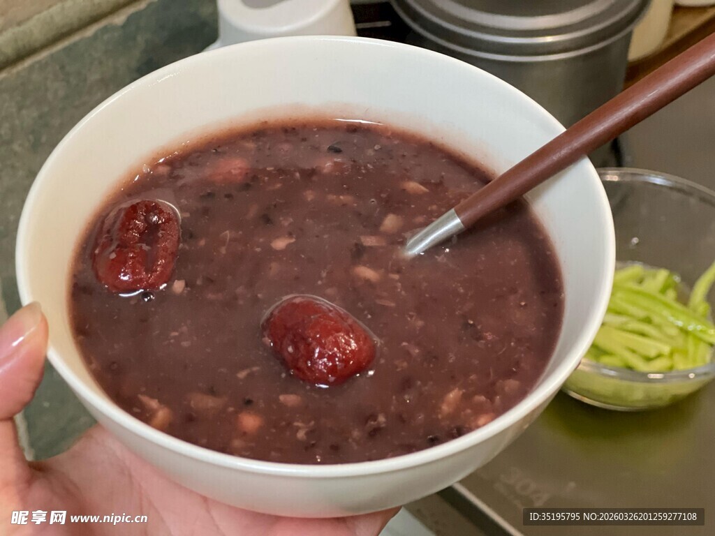 一碗美味红枣红豆粥