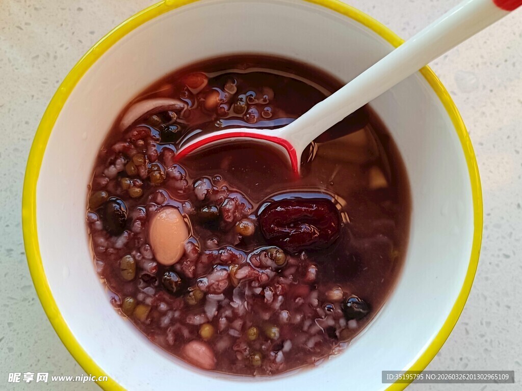一碗美味的红豆杂粮粥