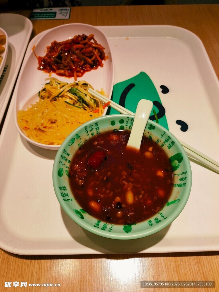 托盘上的多样美味餐食