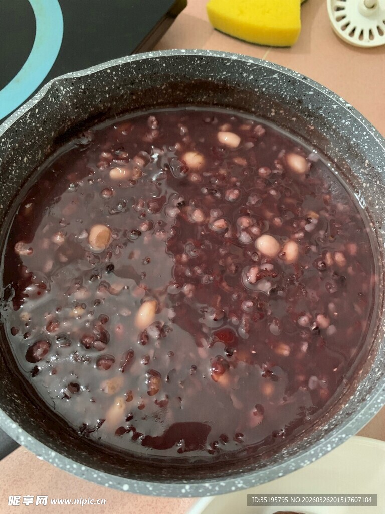 锅中煮的美味红豆粥
