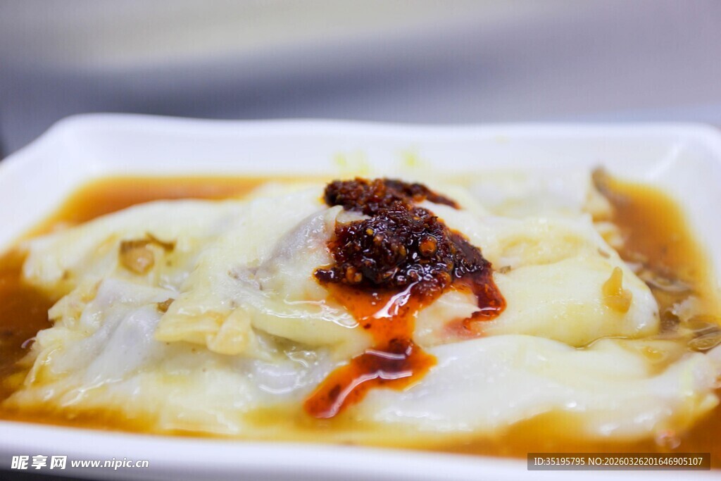 美味肠粉酱料点缀其上