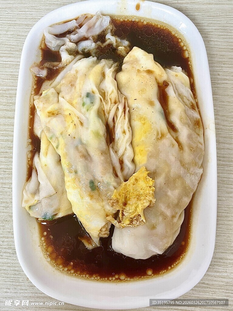 白盘里的美味卤制鸡肉