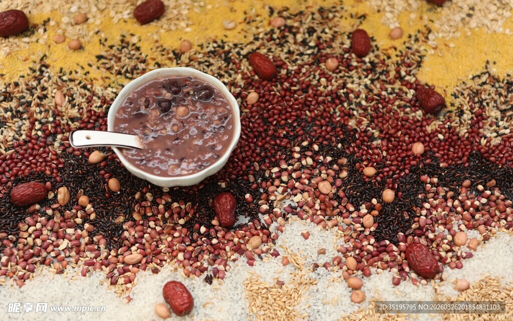 美味谷物饮品与散落食材