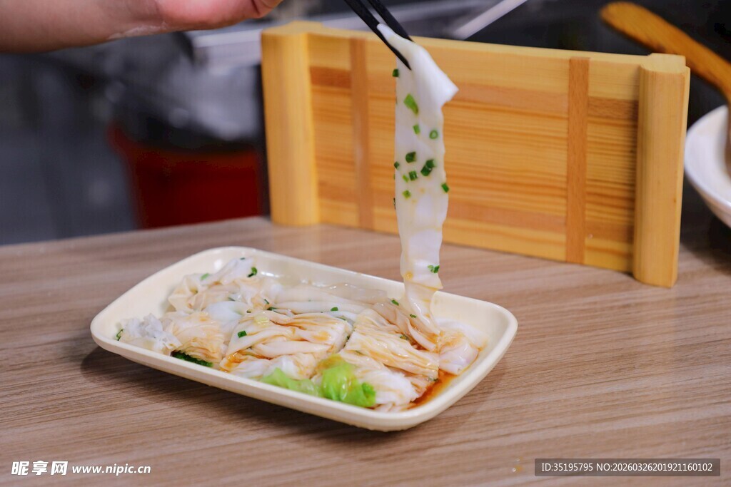 美味寿司卷筷子夹起瞬间