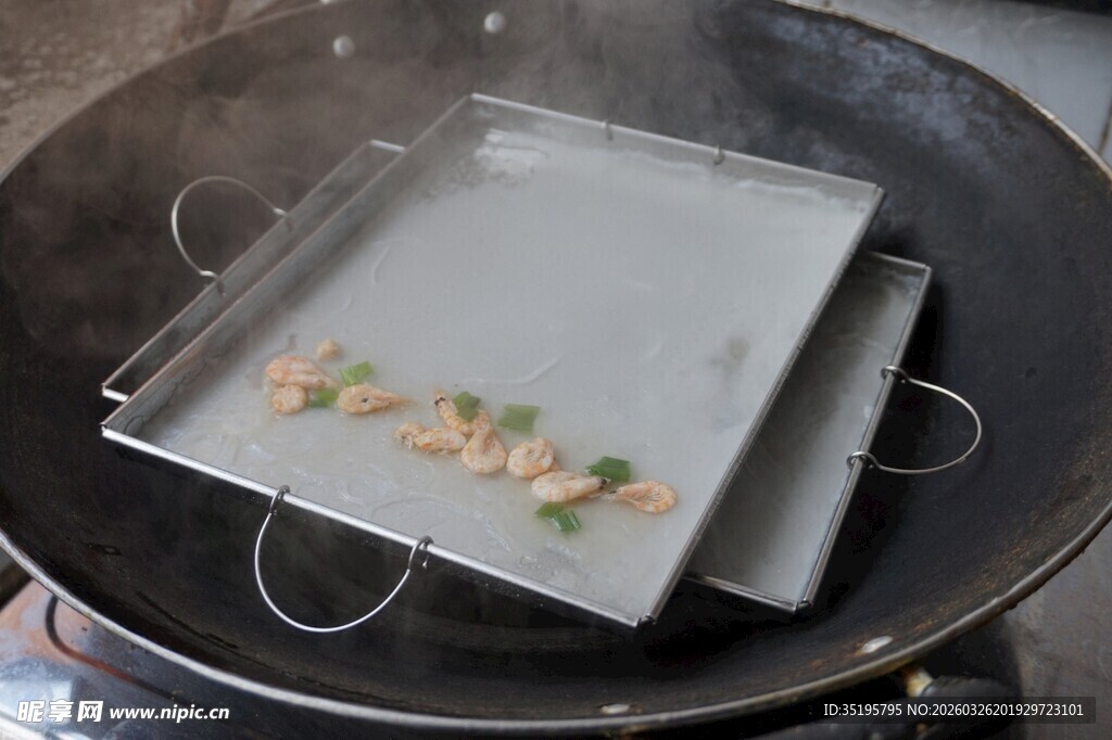 锅中煎制的美味食材