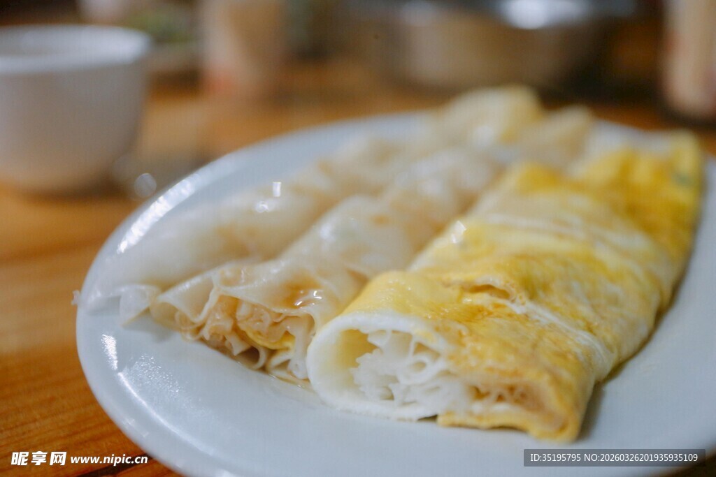 美味蛋卷摆放在白色盘中