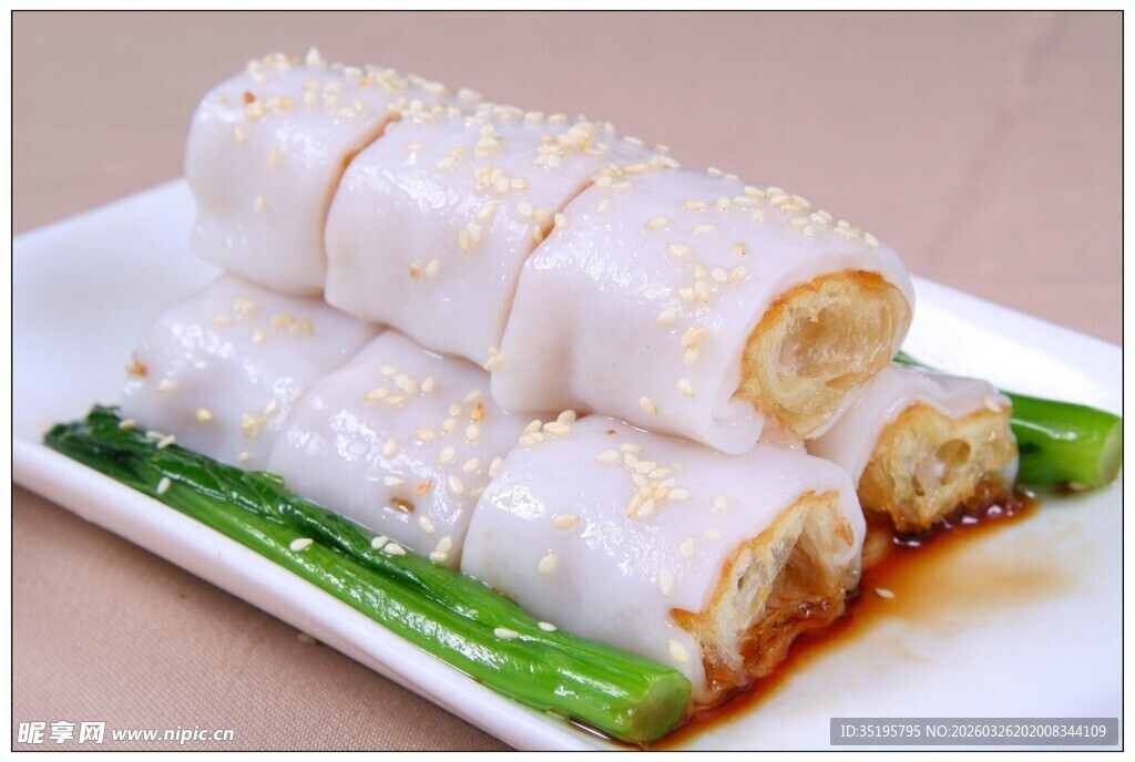 美味肠粉点缀翠绿蔬菜