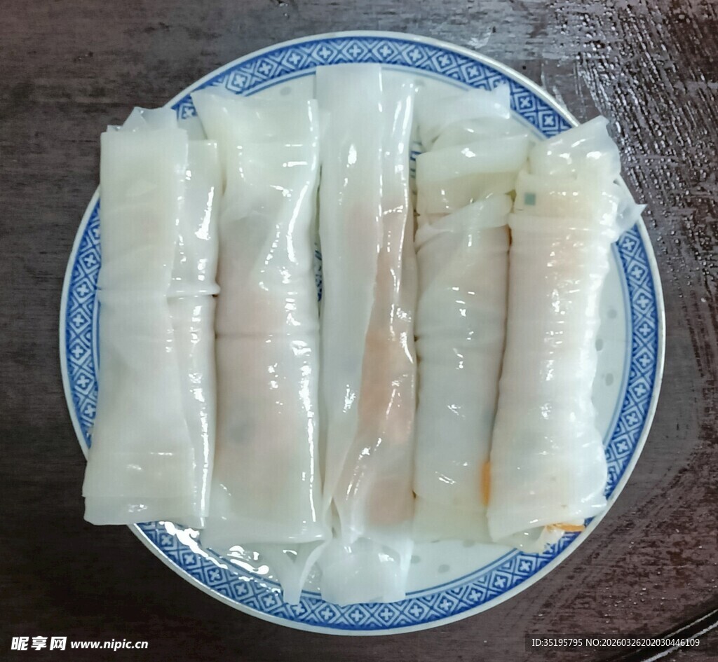 一盘晶莹剔透的肠粉