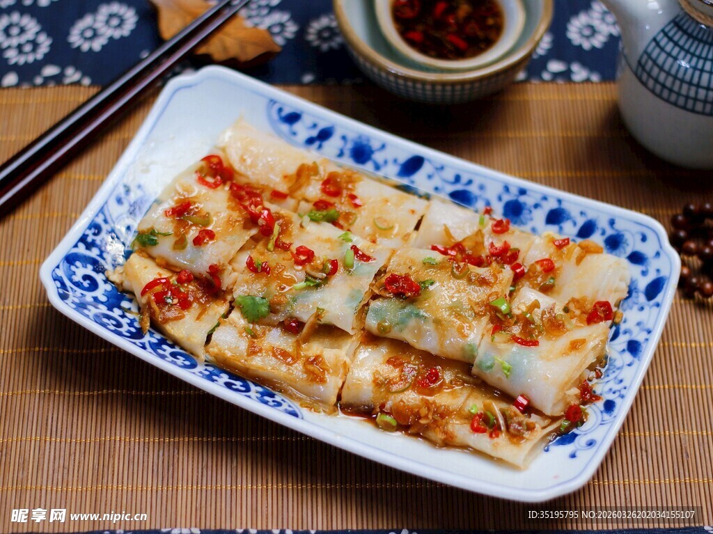 美味烤冷面摆于蓝白瓷盘