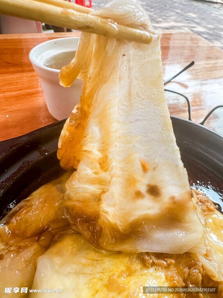 美味拉扯中的特色宽面条