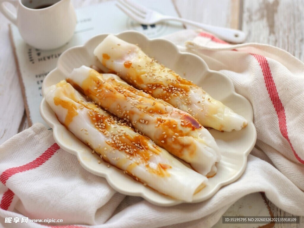 美味肠粉摆放在餐盘上