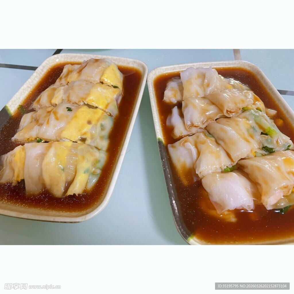 两盒美味的鸡肉盖饭