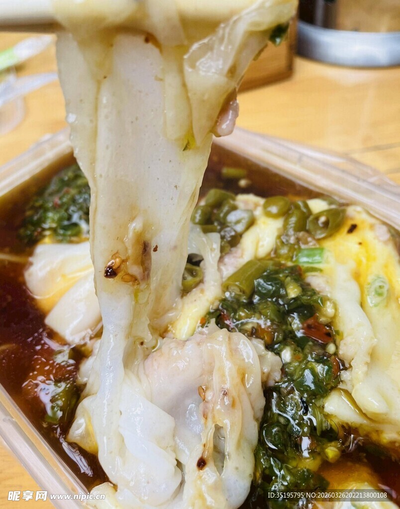 美味麻辣烫食材被夹起