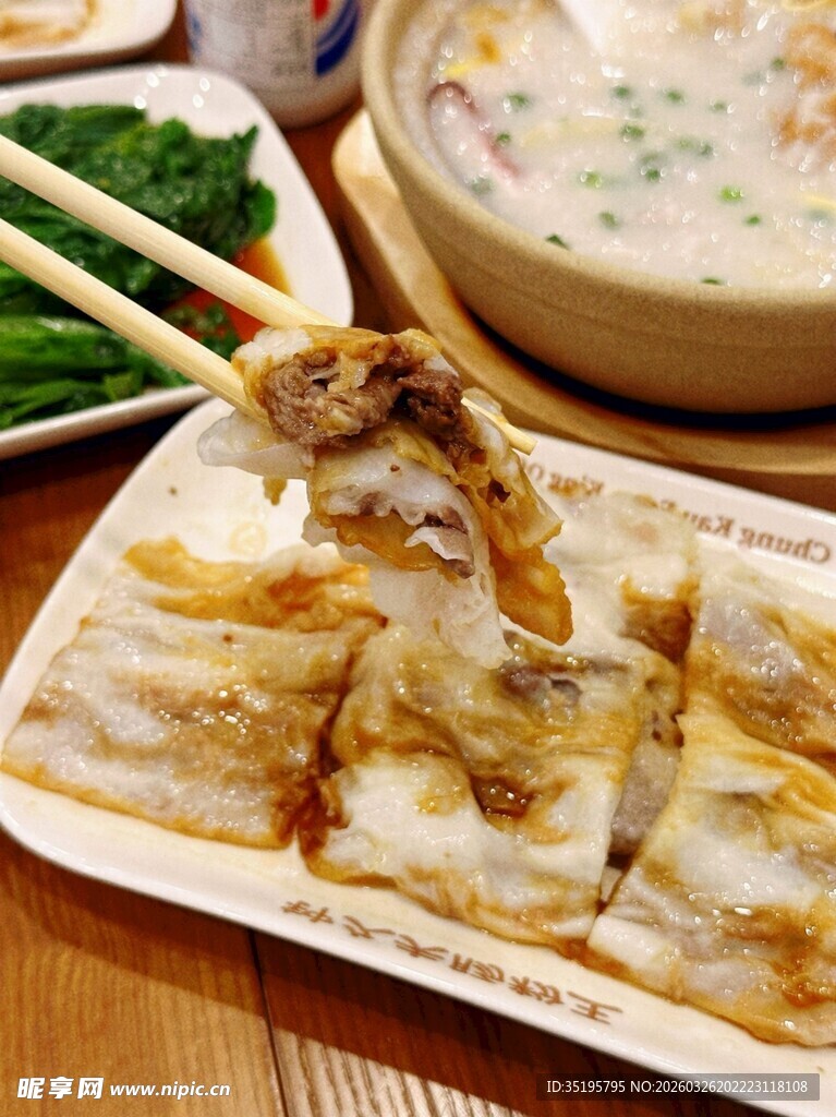 美味煎饺搭配特色菜肴