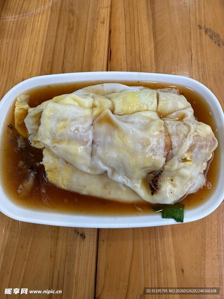 白盘装的卤味鸡肉