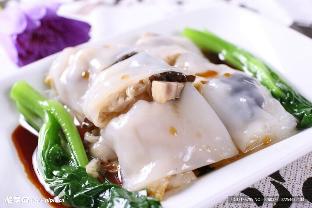 美味肠粉配鲜嫩青菜