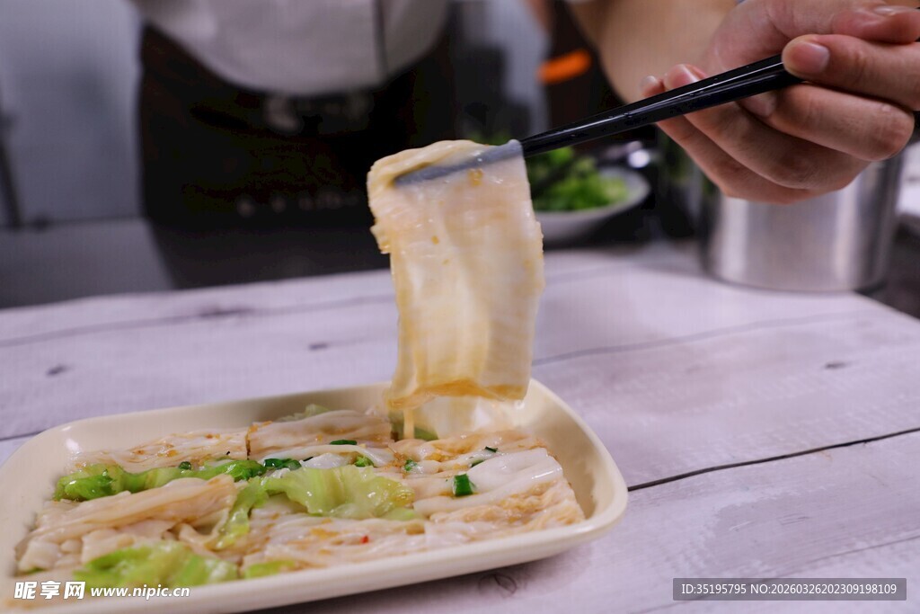 筷子夹起美味宽面条