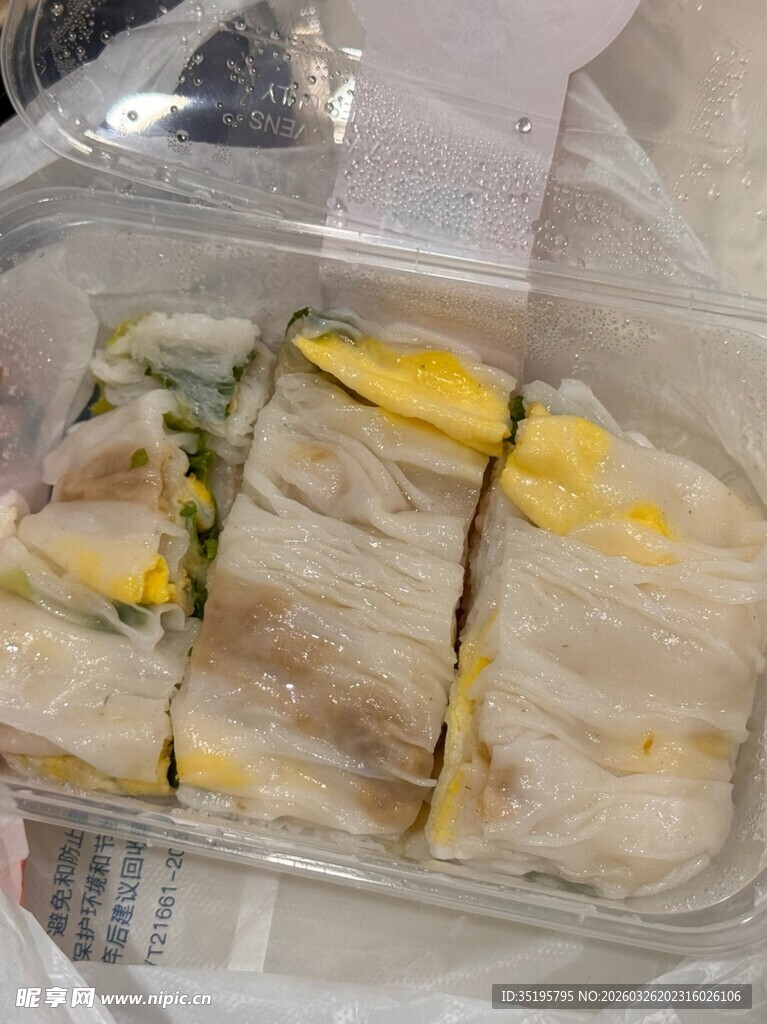 透明盒中美味芒果肠粉