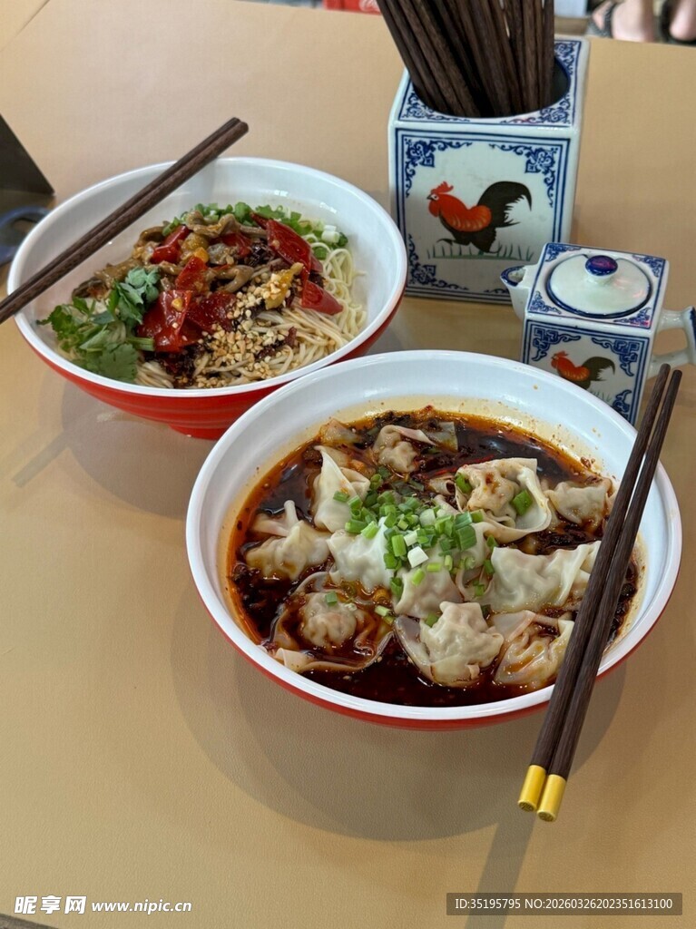 两碗美味面食摆于桌前