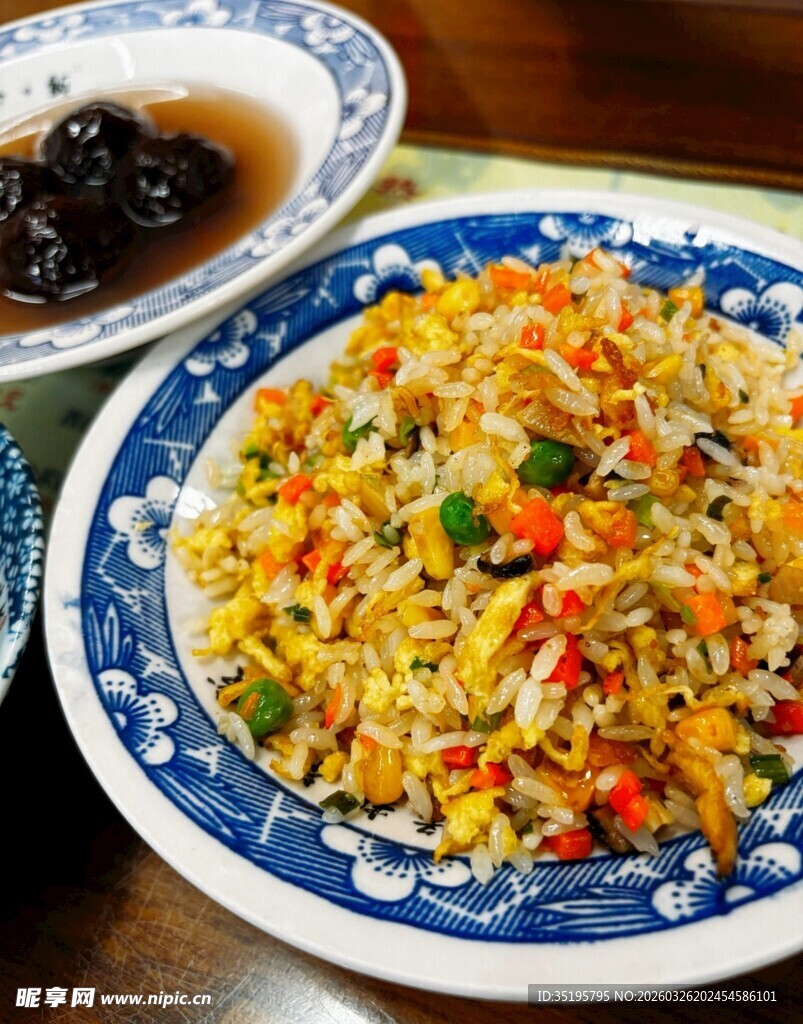 美味蛋炒饭配特色酱料