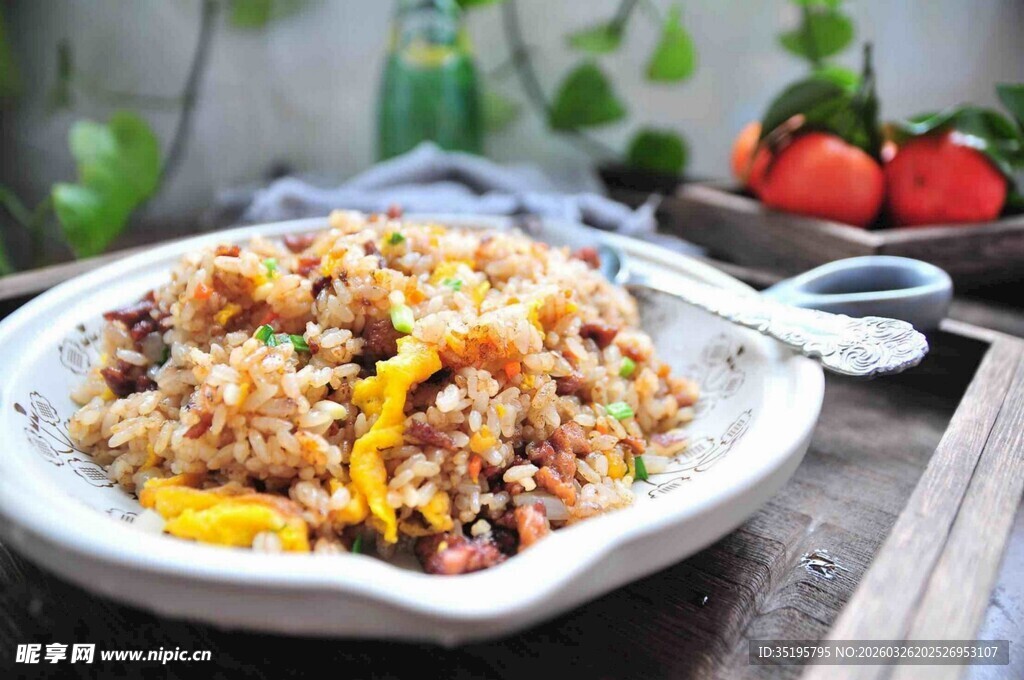 美味虾仁炒饭摆于盘中