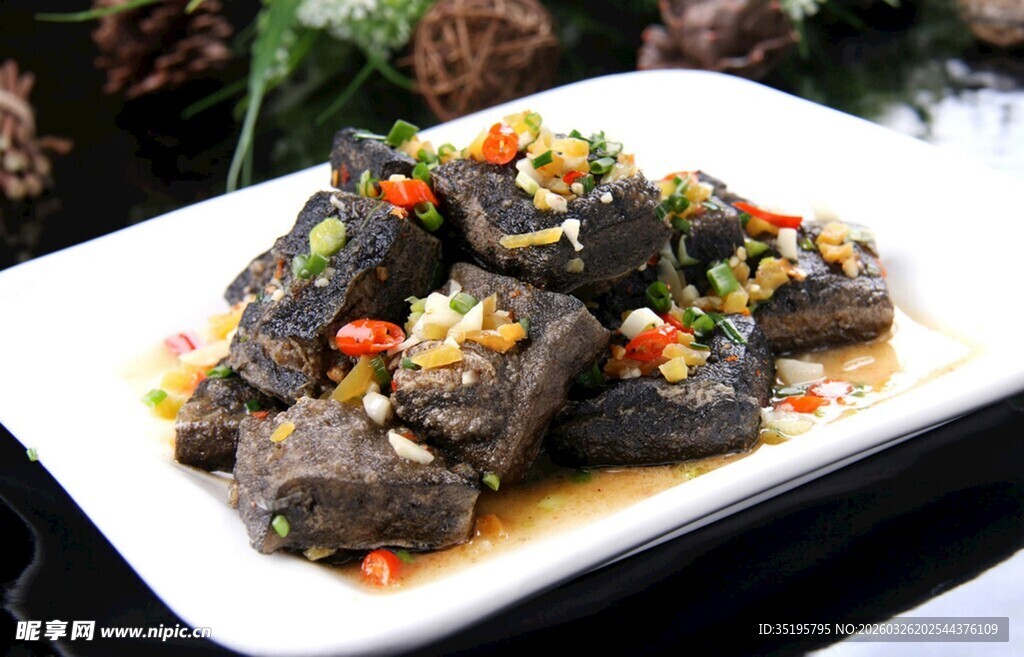 香辣美味的特色卤制猪血